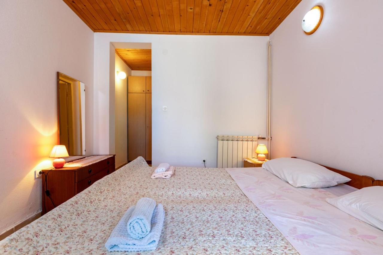 Apartments And Room Pergola Ровінь Екстер'єр фото