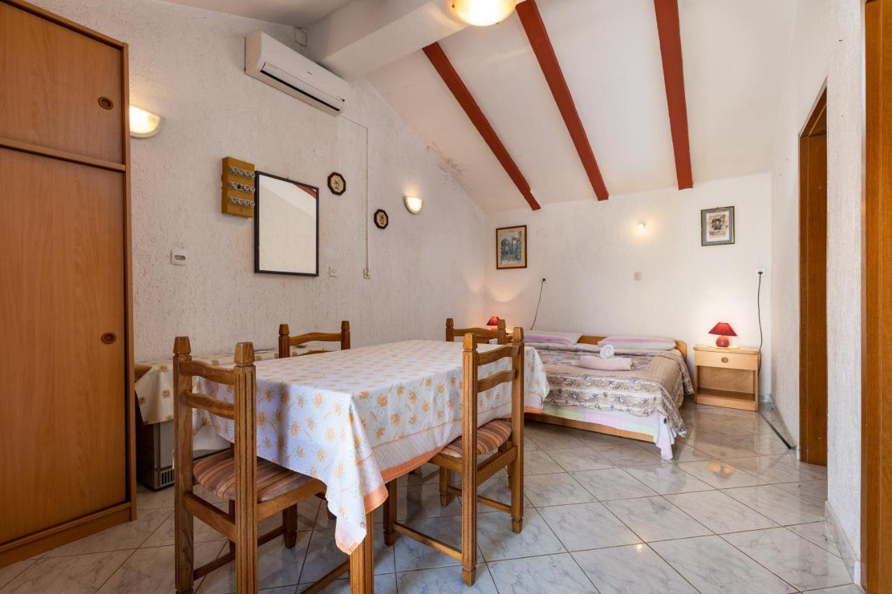 Apartments And Room Pergola Ровінь Екстер'єр фото